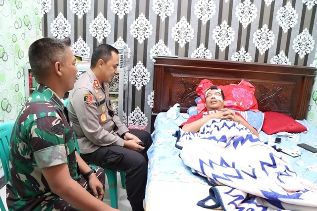 Kapolres Indramayu AKBP M Lukman Syarif didampingi Dandim 0616 Letkol Inf. Teguh Wibowo menjenguk korban pembacokan yang merupakan pimpinan Ponpes An-Nur,  KH. Farid Ashr Waddahr, Rabu (9/3/2022) sore. FOTO: Istimewa