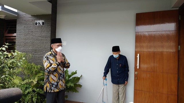 Ketua Umum PP Muhammadiyah Haedar Nashir (kanan) bersama Buya Syafii Maarif. Sebelumnya, Presiden Jokowi menjenguk Buya Syafii di rumahnya di Nogotirto, Gamping, Sleman, Sabtu (26/3/2022). Foto: Arfiansyah Panji Purnandaru/kumparan