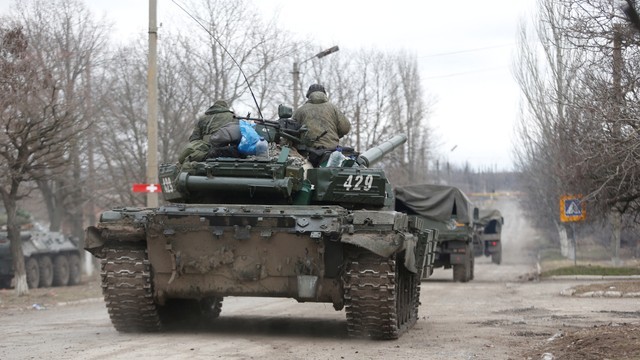 Pasukan pro-Rusia terlihat di atas kendaraan lapis baja di pemukiman Buhas (Bugas) yang dikuasai separatis, di wilayah Donetsk, Ukraina, Selasa (1/3/2022). Foto: Alexander Ermochenko/REUTERS