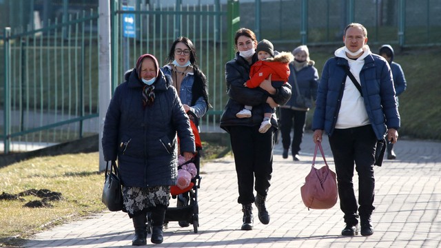 Orang-orang berjalan di perbatasan antara Polandia dan Ukraina, di Medyka, Polandia, Kamis (24/2/2022). Foto: Kacper Pempel/REUTERS