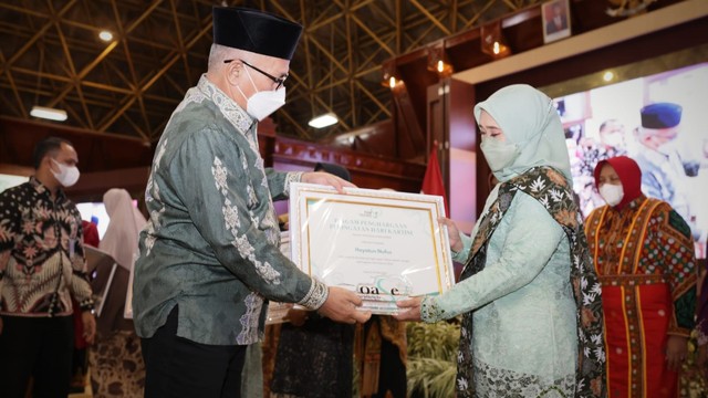 Sekda Aceh Taqwallah menyerahkan piagam penghargaan 'Perempuan Berjasa dan Berprestasi' dari OASE KIM kepada perempuan dari kabupaten/kota se-Aceh dalam rangka peringatan Hari Kartini 2022, Kamis (21/4). Foto: Adpim Setda Aceh