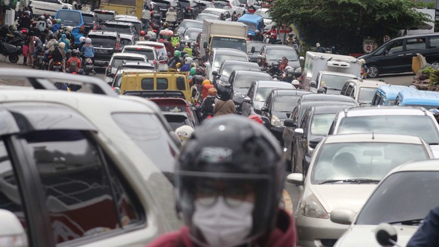 Kepadatan kendaraan di jalur wisata Puncak, Cisarua, Kabupaten Bogor, Jawa Barat, Senin (28/2/2022).  Foto: ANTARA FOTO/Yulius Satria Wijaya