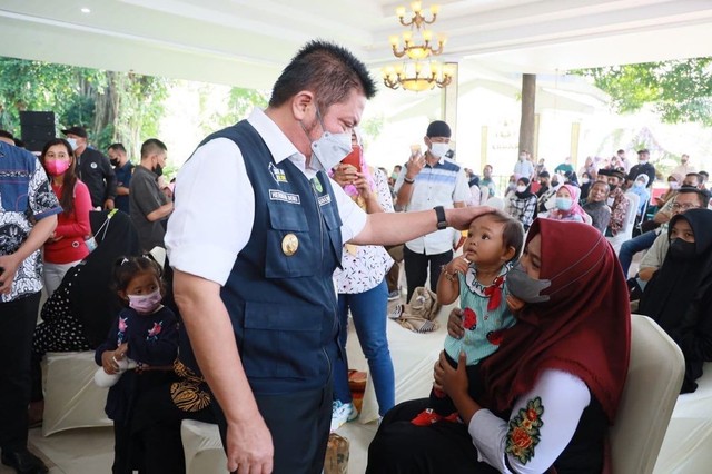 Gubernur Sumsel, Herman Deru, berbincang dengan penerima bantuan sembako di Palembang. Foto: Istimewa