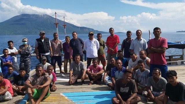 Para nelayan beserta dua armada penangkapan ikan yang berhasil diamankan tim gabungan di pantai teluk Hadakewa, Lembata. Foto : T. Aloysius Bestol