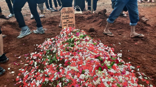 Pemakaman Hilman Hariwijaya, penulis Lupus, di TPU Jombang, Ciputat, Rabu (9/3/2022).  Foto: Alexander Vito/kumparan