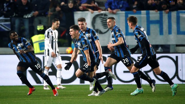 Selebrasi pemain Atalanta usai mencetak gol ke gawang Juventus pada pertandingan lanjutan Liga Italia di Stadio Atleti Azzurri, Bergamo, Italia.
 Foto: Alessandro Garofalo/REUTERS
