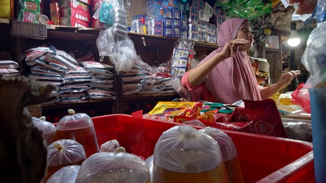 Pedagang minyak goreng curah di pasar tradisional Pasar Minggu Jakarta Selatan. Foto: Akbar Maulana/kumparan