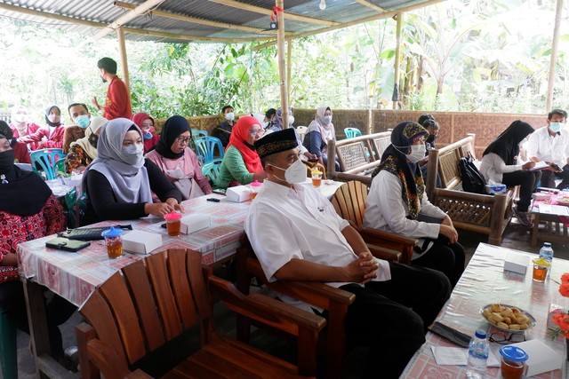 Penyuluhan dan Pelatihan PIRT kepada Pemilik UMKM di Dusun Lopati dan Proketen (9099)