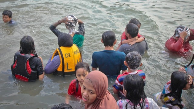 Tradisi warga keramas di Sungai Cisadane, Tangerang, jelang Ramadhan, Sabtu (1/4).  Foto: Dok. Istimewa