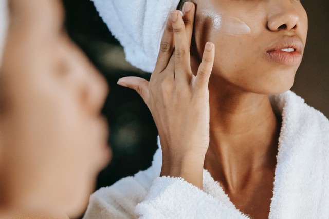 Apakah sunscreen bisa menghilangkan bekas jerawat. Foto: pexels