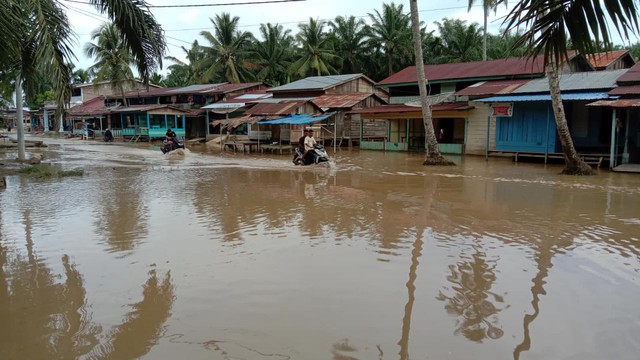 Banjir Landa 15 Desa di Subulussalam, Jalan Lintas Aceh Selatan-Medan Tergenang (33626)