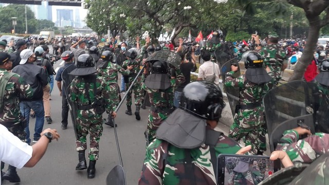 Pendemo menyerang TNI saat mengamankan aksi demo. Foto: Jacko Ryan/kumparan