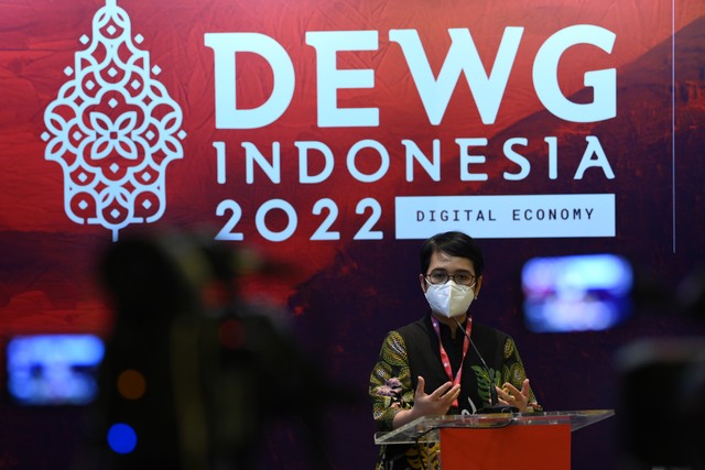 Sekjen Kementerian Kominfo selaku Chair Digital Economy Working Group (DEWG) G20 2022 Mira Tayyiba menyampaikan keterangan pers usai pertemuan perdana DEWG G20 2022 di Jakarta, Selasa (8/3/2022).  Foto: Sigid Kurniawan/ANTARA FOTO