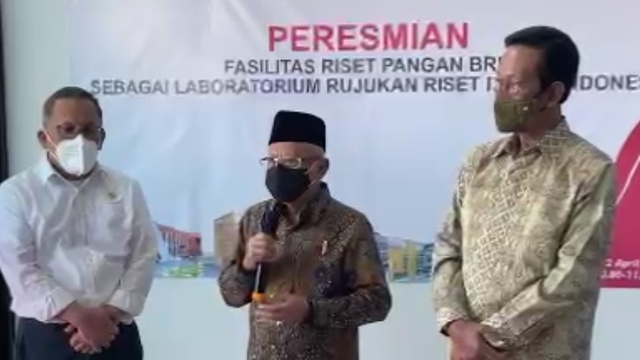 Wapres Ma'ruf Amin bersama Gubernur DIY, Sultan HB X, dan Kepala BRIN Laksana Tri Handoko, saat meresmikan Failitas Riset Pangan BRIN sebagai Lab Rujukan Riset Halal Indonesia. Foto: Widi Erha Pradana