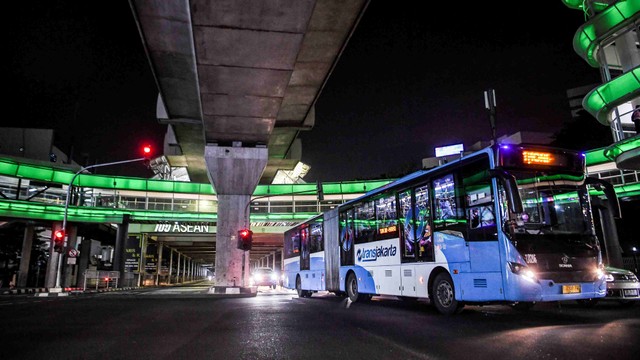 Bus Transjakarta melintas di bawah halte integrasi CSW di Jakarta, Senin (28/3/2022). Foto: Hafidz Mubarak/Antara Foto