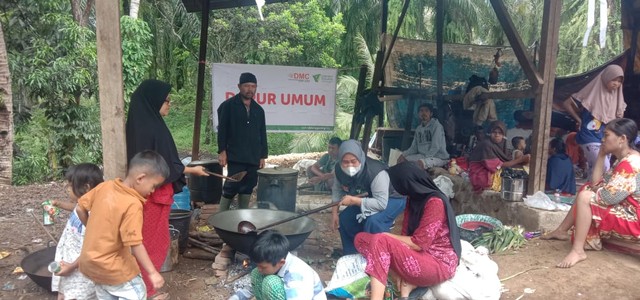 Sejumlah penyintas dan relawan dari Dompet Dhuafa Singgalang beserta DMC Dompet Dhuafa hadirkan Dapur Umum bagi penyintas gempa di Pasaman Barat, Sumatera Barat (Sabtu, 26/02)