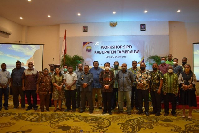 Tampak seluruh Kepala OPD pose bersama usai mengikuti kegiatan workshop SIPD Kabupaten Tambrauw