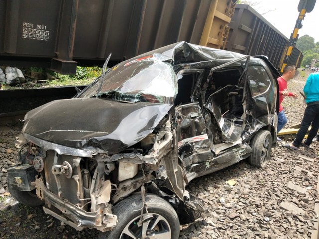 Mobil yang tertabrak kereta api. Foto: Istimewa