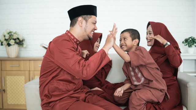 Ilustrasi Lebaran atau Idul Fitri bersama keluarga dengan baju kembaran. Foto: Odua Images/Shutterstock