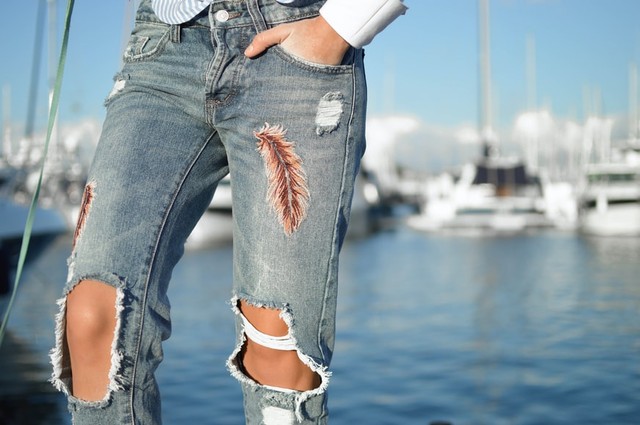 Cara Menjahit Celana Sobek, Foto: Unsplash/Tamara Bellis 