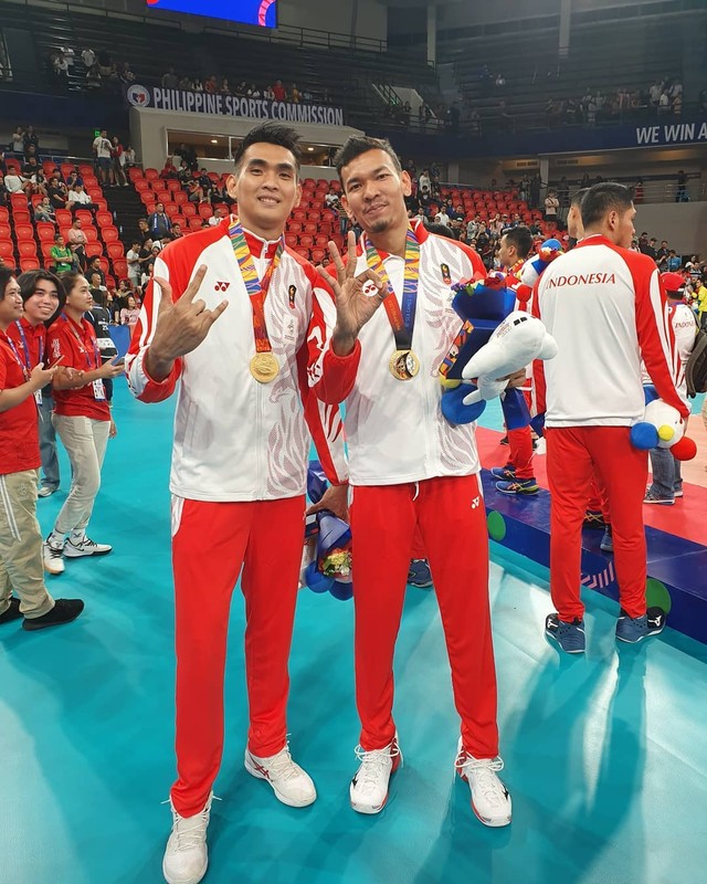 Rivan Nurmulki dan Hernanda Zulfi saat berhasil meraih medali emas pada cabang bola voli putra di SEA GAMES 2019 Filipina. (Sumber: Instagram/@rivannurmulki)