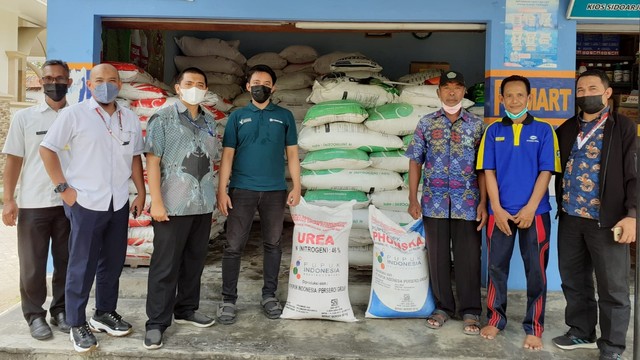 Eks Pegawai KPK yang tergabung Satgasus Pencegahan Korupsi Mabes Polri mengecek distribusi pupuk di Jawa Timur. Foto: Dok. Istimewa