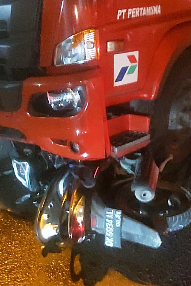Kecelakaan lalu lintas sepeda motor dengan truk tangki Pertamina di Denpasar, Bali pada Minggu (8/5/2022). Foto: Polresta Denpasar