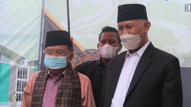 Ketua Dewan Masjid Indonesia Jusuf Kalla bersama Gubernur Sumatera Barat Mahyeldi di Bukittinggi, Jumat 18 Maret 2022. Foto: Diskominfotik