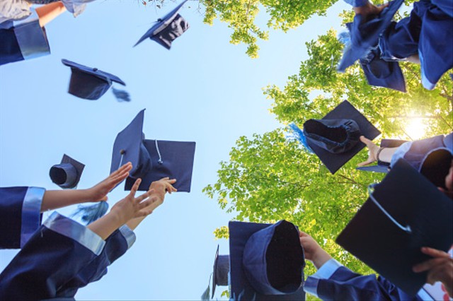 Ilustrasi memberi ucapan selamat wisuda. Foto. dok. petekarici (Unsplash.com)