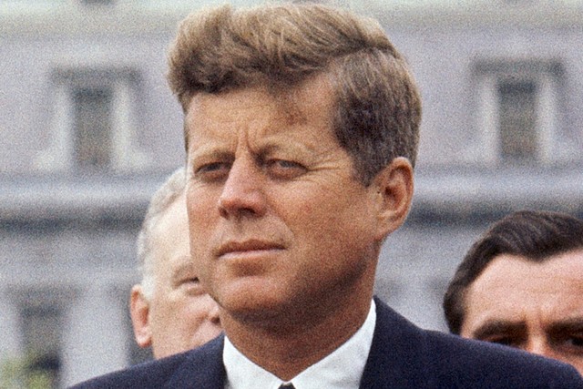Presiden John F. Kennedy berbicara di luar Gedung Putih di Washington pada 30 April 1963 . Foto: William J. Smith/AP Photo