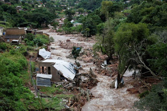 Kondisi permukiman warga yang rusak akibat banjir di KwaNdengezi, Durban, Afrika Selatan, Selasa (12/4/2022). Foto: Rogan Ward/Reuters
