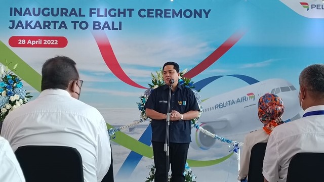 Menteri BUMN Erick Thohir saat Inaugural Flight PT Pelita Air Service (PAS) ke Denpasar di Bandara Soekarno Hatta, Kamis (28/4/2022). Foto: Fariza Rizky Ananda/kumparan