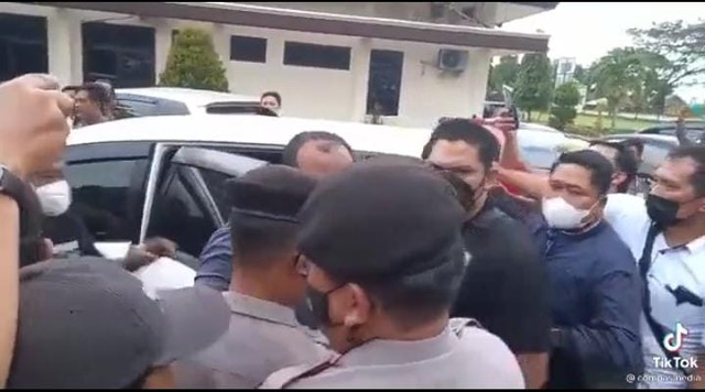 Polisi mengamankan Ketua Umum PPWI Wilson Lalengke dan kedua rekannya. | Foto: Tiktok compasmedia