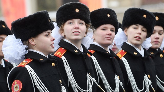 Ilustrasi tentara perempuan Rusia. Foto: Natalia Kolesnikova/AFP