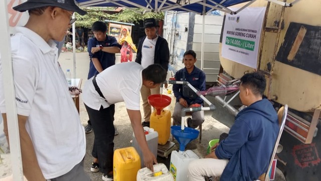 Minyak curah disalurkan ke pasar-pasar tradisional di Kota Palu. Foto: Tim PaluPoso