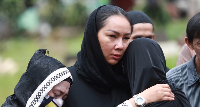 Artis Kalina Octaranny beserta keluarga saat menghadiri pemakaman ibunnya di TPU Taman Abadi, Ciputat, Tangerang Selatan, Senin, (28/3). Foto: Ronny