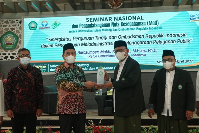 Pemberian cindera mata dari Rektor Unisma, Prof Dr H Maskuri kepada Ketua Ombudsman RI, Mokh Najih SH MHum. Foto: Feni Yusnia