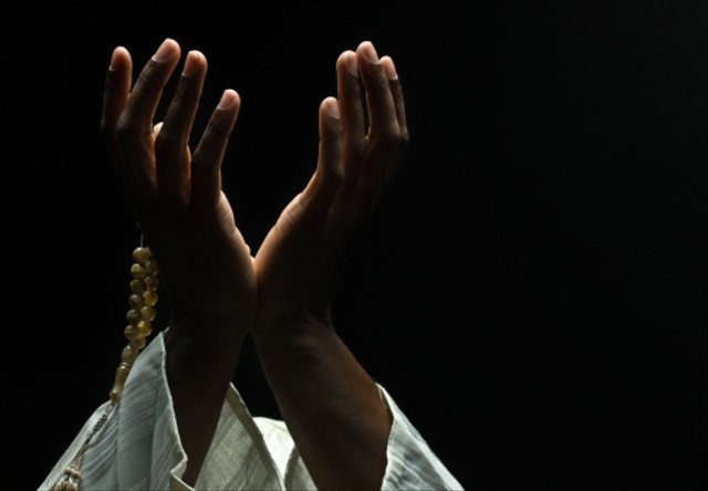 Ilustrasi seseorang membaca doa qunut salat Subuh berjamaah. Foto: Unsplash.com