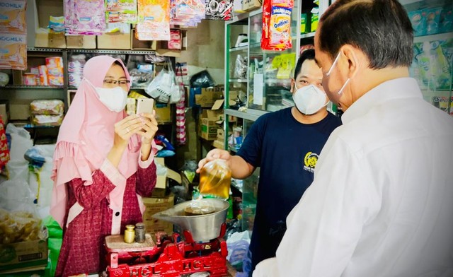 Jokowi Cek Minyak Goreng: Di Gerai Alfamart Kosong, Di Warung Mahal (2)