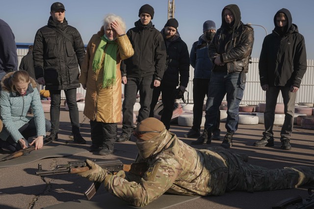 Valentyna Konstantynovska, 79 tahun, memegang senjata selama pelatihan tempur dasar untuk warga sipil, yang diselenggarakan oleh Unit Pasukan Khusus Azov, dari Garda Nasional Ukraina, di Mariupol, wilayah Donetsk, Ukraina timur, Minggu, 13/2/2022 Foto: AP/Vadim Ghirda