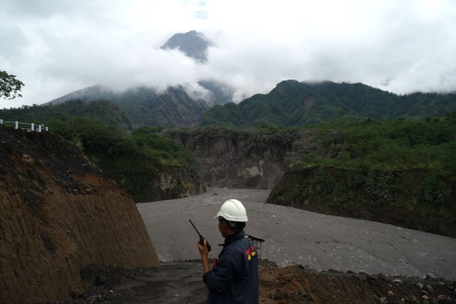 Warga mengamati material vulkanik erupsi Gunung Merapi di hulu Kali Gendol, Cangkringan, Sleman, D.I Yogyakarta, Kamis (10/3). Foto: Andreas Fitri Atmoko/ANTARA FOTO