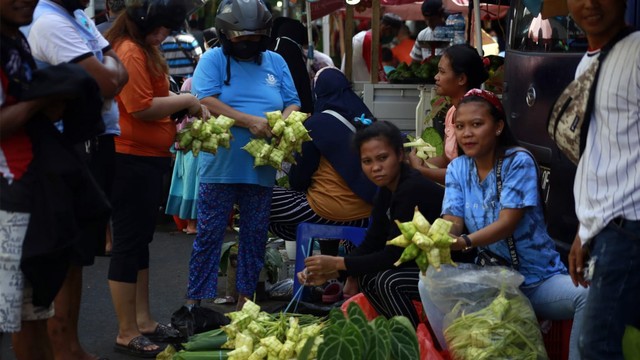Pasar Tradisional di Manado Padat Pembeli Jelang Idul Fitri (20135)