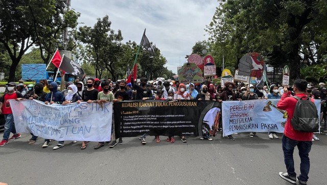 Warga Demo Di Balai Kota, Minta Anies Cabut Pergub Soal Penggusuran ...