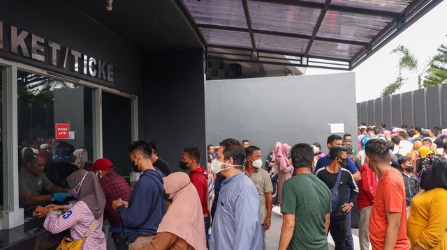 Antrean pengunjung di area pembelian tiket masuk ke dalam gedung Museum Tsunami Aceh, Sabtu (7/5/2022). Foto: Suparta/acehkini