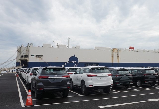 Ekspor mobil Toyota produksi Indonesia dari Pelabuhan Patimban, Selasa (8/3).  Foto: dok. TMMIN