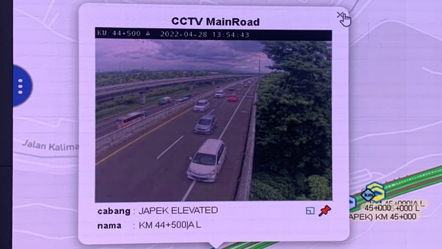 Situasi arus lalu lintas tol layang MBZ arah Cikampek, Kamis (28/4/2022). Foto: Nugroho GN/kumparan
