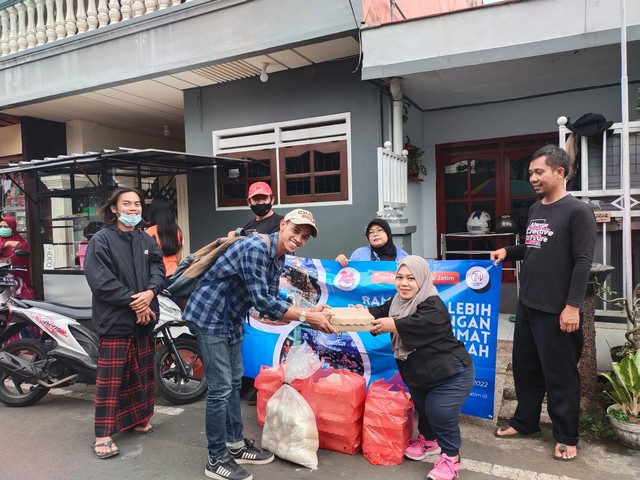 Tim Tugu Media Group dan komunitas DC² memberikan secara simbolis makanan buka puasa kepada santri di Kepanjen, Kabupaten Malang, di daerah Sukun, Kota Malang, Jumat (22/04/2022). Foto: dok