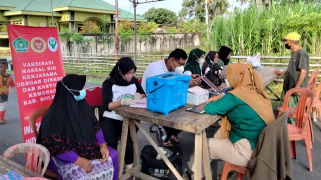 Vaksinasi COVID-19 di Pasar Bolangitan, Kabupaten Bolaang Mongondow Utara (Bolmut)