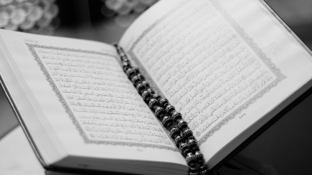 Ilustrasi A-Quran. FOTO: pexels.com/Abdulmeilk Aldawsari