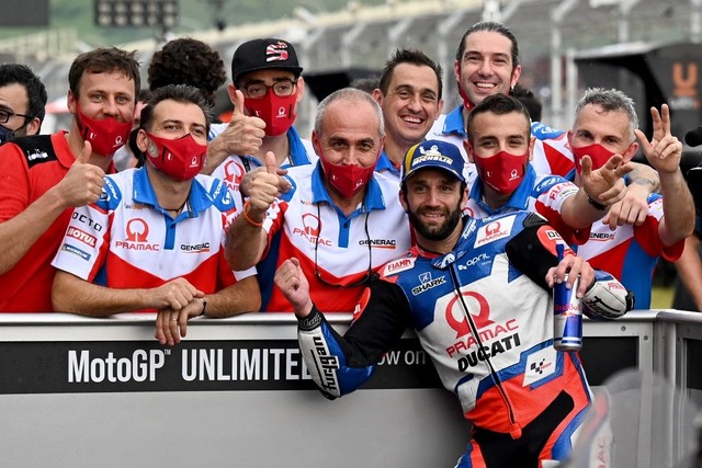 Pembalap Pramac Racing Johann Zarco selebrasi bersama timnya usai menjuarai ajang balap MotoGP Indonesia di Sirkuit Mandalika, Lombok, Nusa Tenggara Barat pada Minggu (20/3/2022). Foto: Sonny Tumbelaka/AFP